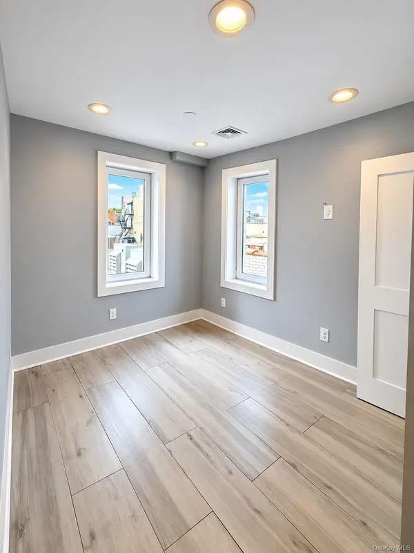 218 SUNRISE #2W, Rockville Centre, NY 11570