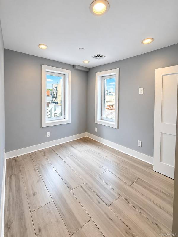218 SUNRISE #2W, Rockville Centre, NY 11570
