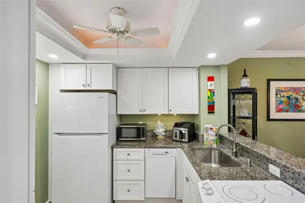 1300 N PORTOFINO DR #105, Sarasota, FL 34242