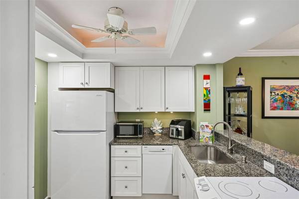 1300 N PORTOFINO DR #105, Sarasota, FL 34242