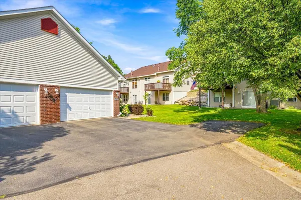 2442 Autumn Ridge CT, Chanhassen, MN 55317