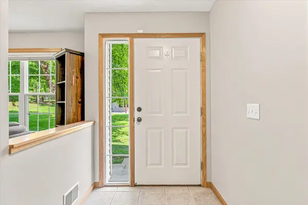 2442 Autumn Ridge CT, Chanhassen, MN 55317