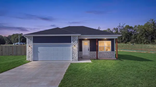 5250 W Crestmere DR, Springfield, MO 65802