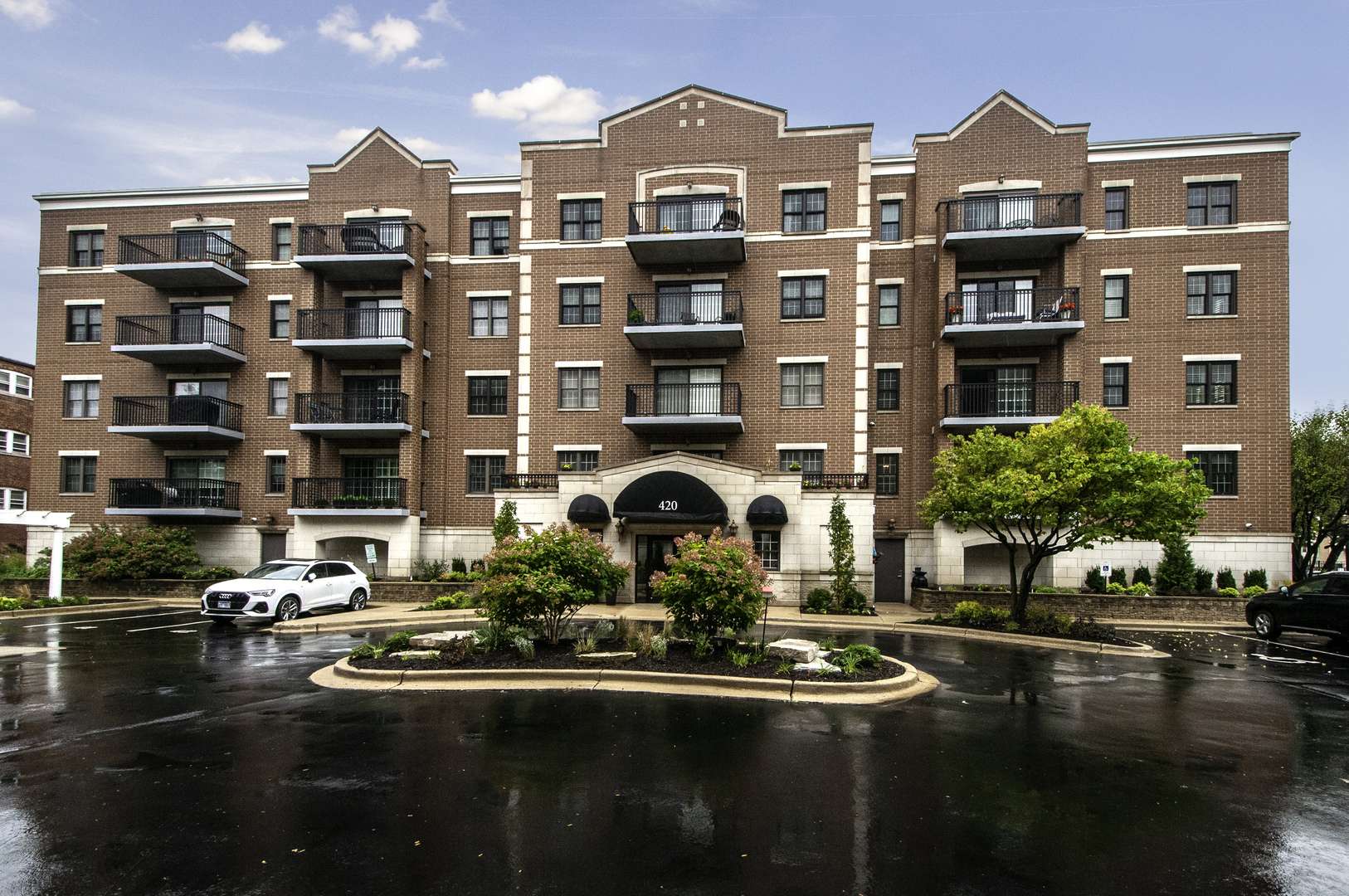 420 W Burlington AVE #207, La Grange, IL 60525