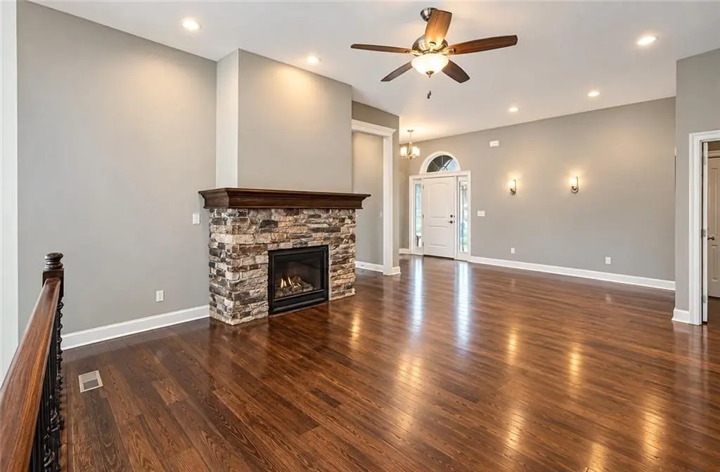 21647 W 177th TER, Olathe, KS 66062