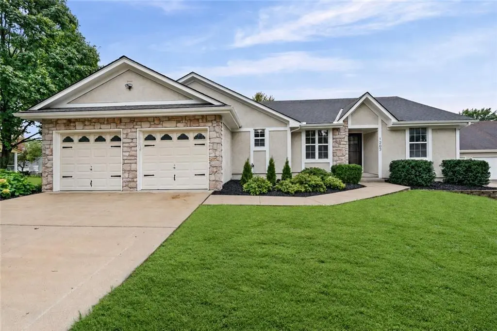 1203 E 118 TER, Kansas City, MO 64131