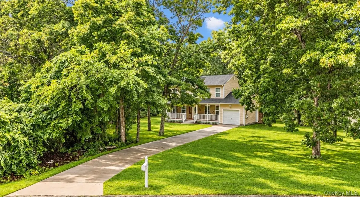 144 Dawn DR, Shirley, NY 11967