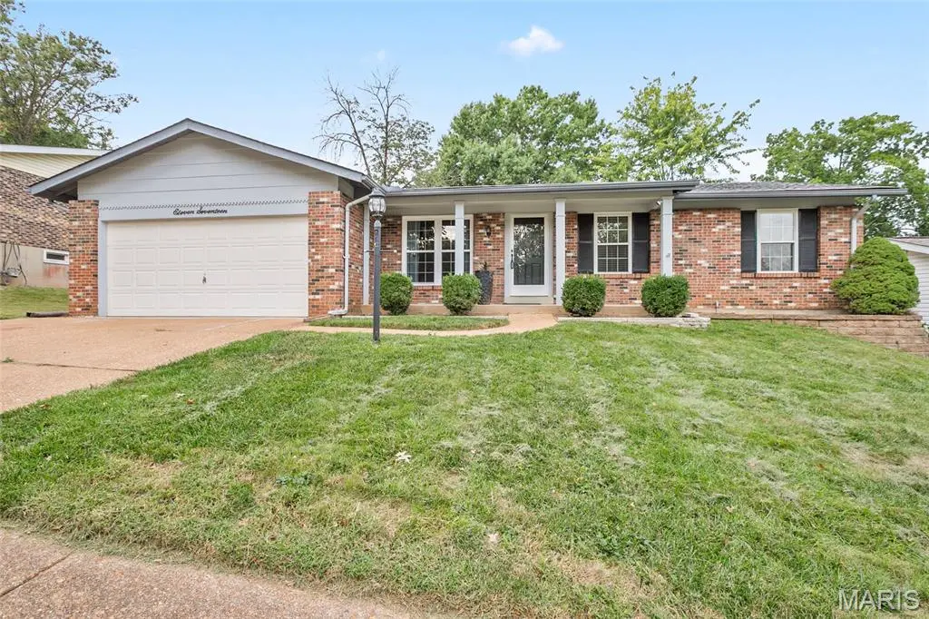 1117 Grenadier LN, Manchester, MO 63021