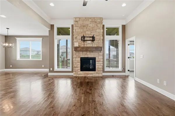 7485 NW Forest Lakes DR, Parkville, MO 64152