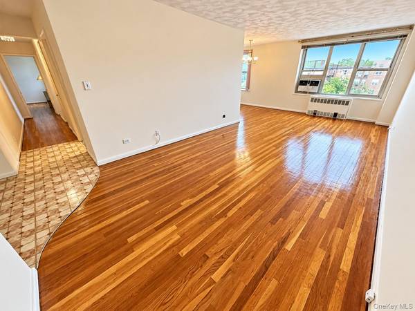 209-15 18th AVE #6F, Bayside, NY 11360
