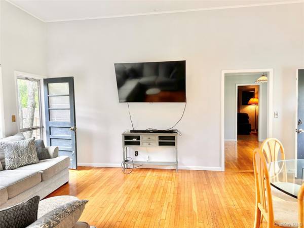 51 Bellows TER, Hampton Bays, NY 11946