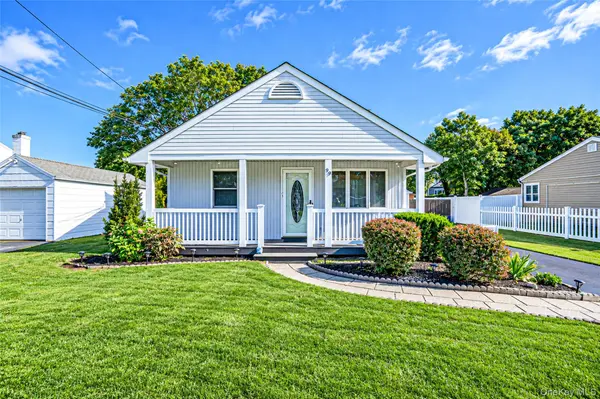 99 Cherubina LN, North Babylon, NY 11703