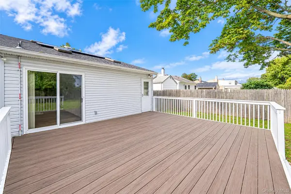 99 Cherubina LN, North Babylon, NY 11703