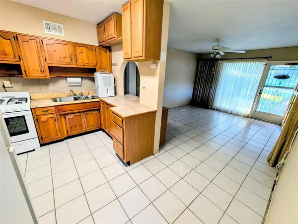 824 E 9TH AVE, New Smyrna Beach, FL 32169