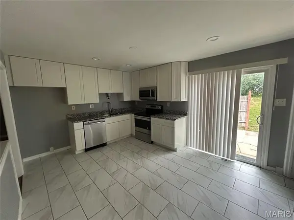 1445 El Centro DR, Florissant, MO 63031