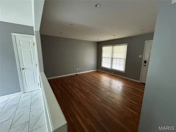 1445 El Centro DR, Florissant, MO 63031