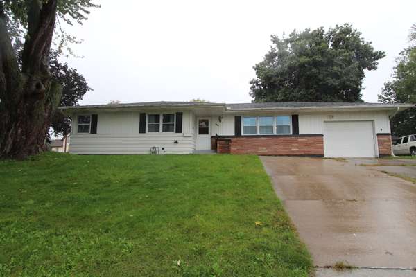 1704 N 4th ST, Clinton, IA 52732