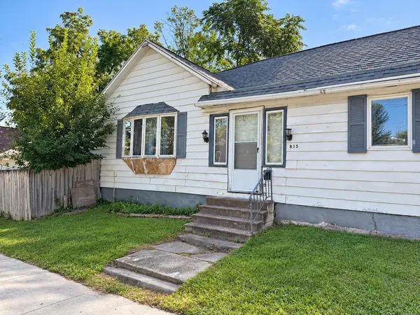 815 W 9th ST, Waterloo, IA 50702