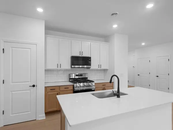 18364 Gladhurst LN, Lakeville, MN 55044