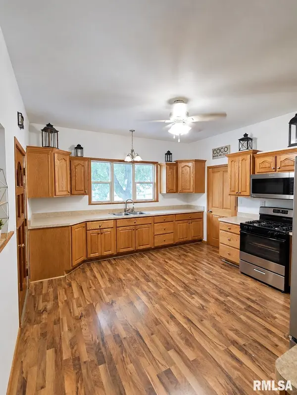 246 W LOCUST ST, Canton, IL 61520