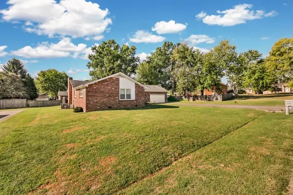 2136 Harvill Dr, Clarksville, TN 37043