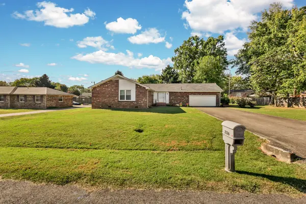 2136 Harvill Dr, Clarksville, TN 37043