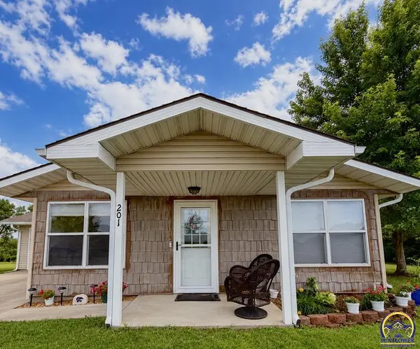 201 Holt Circle Dr, Hoyt, KS 66440