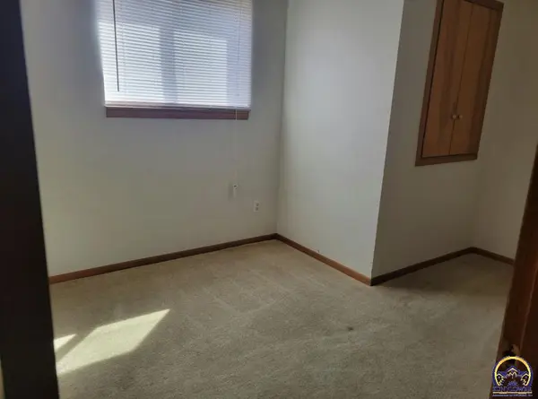 524 Neosho St, Burlington, KS 66839-1654