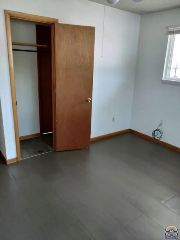 524 Neosho St, Burlington, KS 66839-1654
