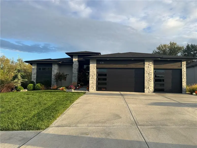 1016 Wilds Pkwy, Greenwood, MO 64034