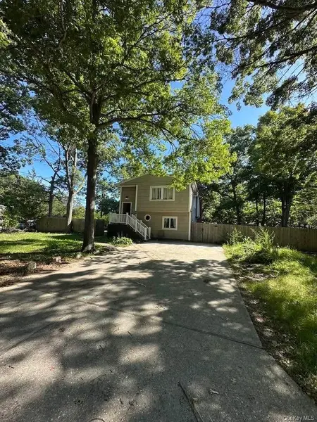 45 Robinwood ST, Mastic, NY 11950