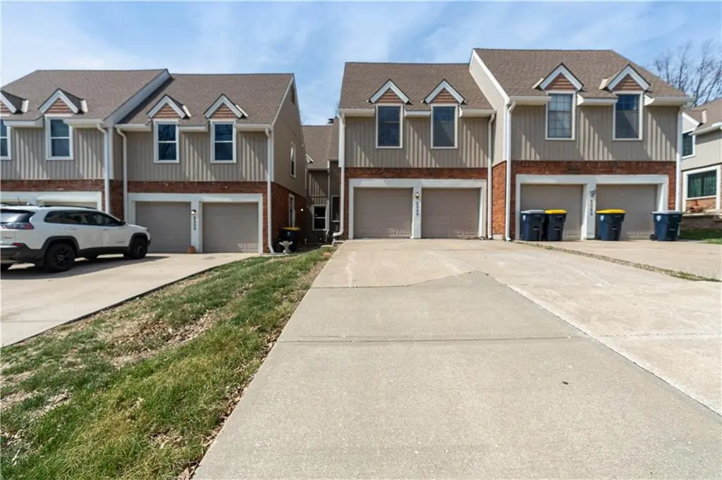 8240 NW Birch LN, Kansas City, MO 64151