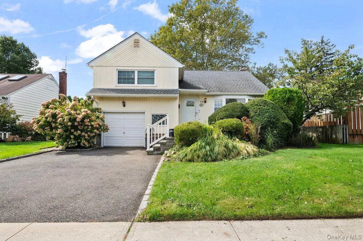 25 Marilyn BLVD, Plainview, NY 11803