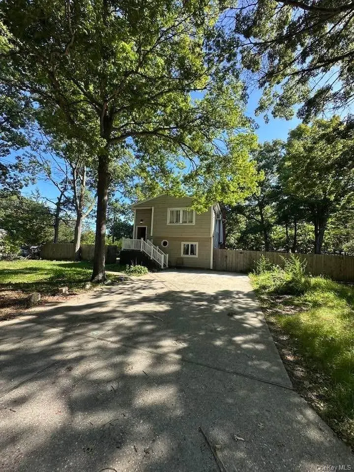 45 Robinwood ST, Mastic, NY 11950
