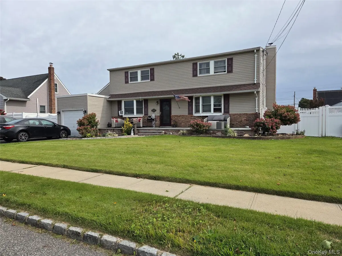 609 Alwick AVE, West Islip, NY 11795