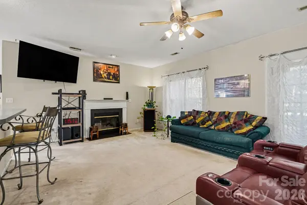 9600 Veronica DR, Charlotte, NC 28215