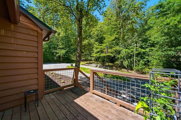 1857 Creekside PL, Lenoir, NC 28645
