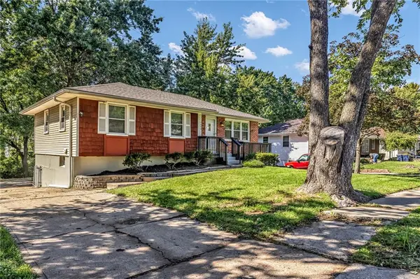 7644 NW Milrey DR, Kansas City, MO 64152
