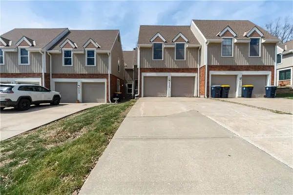 8240 NW Birch LN, Kansas City, MO 64151