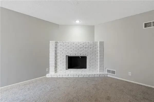 8240 NW Birch LN, Kansas City, MO 64151