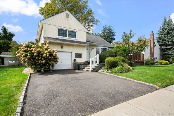 25 Marilyn BLVD, Plainview, NY 11803