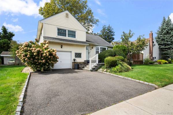 25 Marilyn BLVD, Plainview, NY 11803