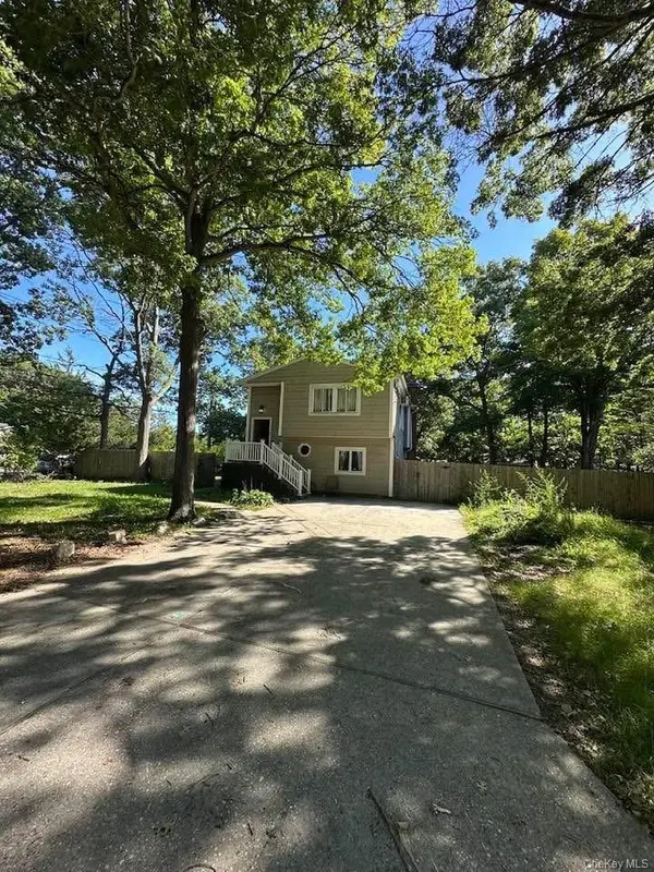 45 Robinwood ST, Mastic, NY 11950