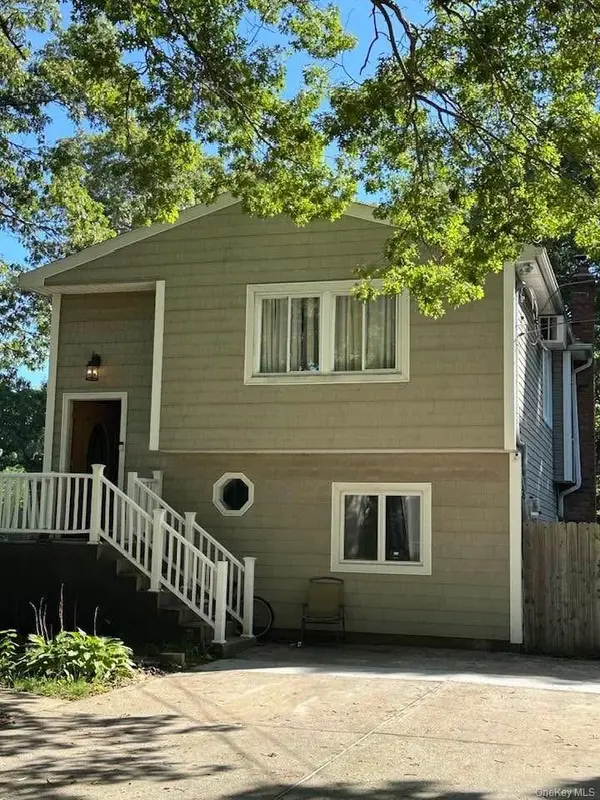 45 Robinwood ST, Mastic, NY 11950