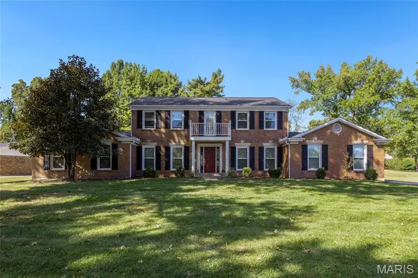 14300 Markham LN, Chesterfield, MO 63017