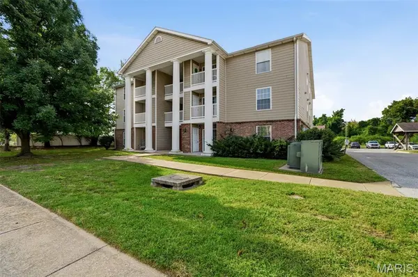 660 Materdie LN #104, Florissant, MO 63031
