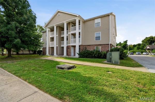 660 Materdie LN #104, Florissant, MO 63031