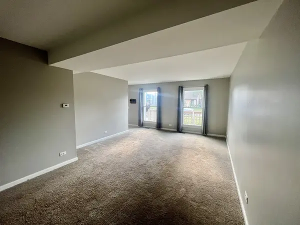 2S627 Hampton DR, Warrenville, IL 60555