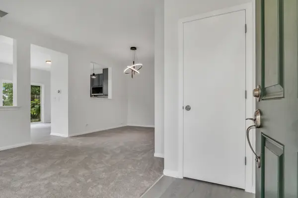601 W Kristina LN, Round Lake, IL 60073