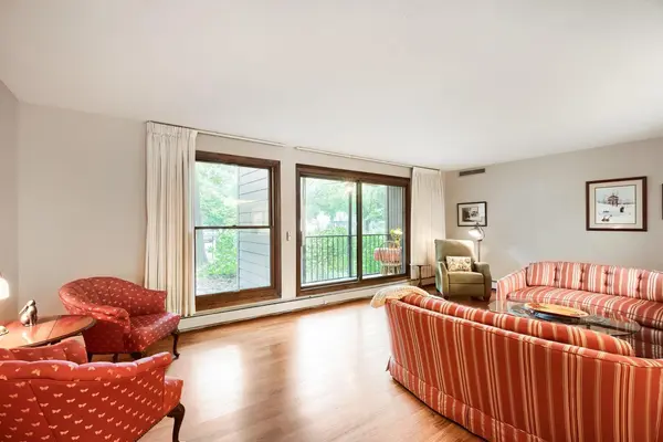 8441 Irwin RD #106, Bloomington, MN 55437